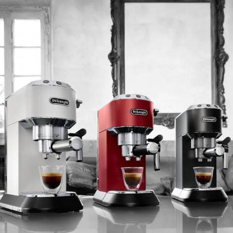 DeLonghi Dedica Style EC 685.BK ESE-espressokeitin – musta