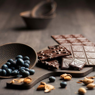 Chokladkaka Laurence Dark chocolate with almonds and blueberries, 80 g