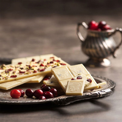 Baltasis šokoladas su pistacijomis, migdolais ir spanguolėmis Laurence, 85 g