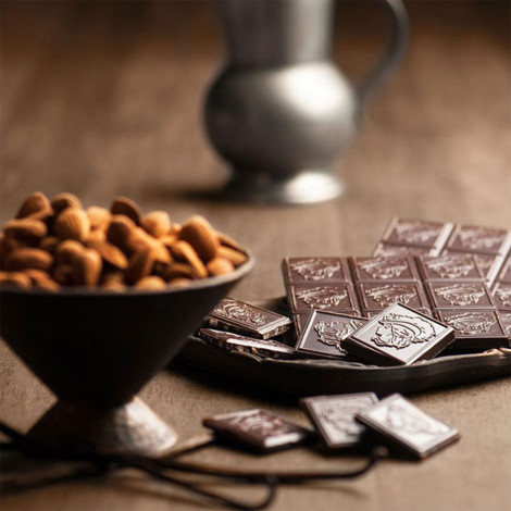 Chokladkaka Laurence Dark chocolate with almonds, 80 g